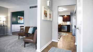 Tv, bordsfotboll och ett bordtennisbord