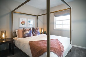 4 bedrooms, iron/ironing board, WiFi, bed sheets