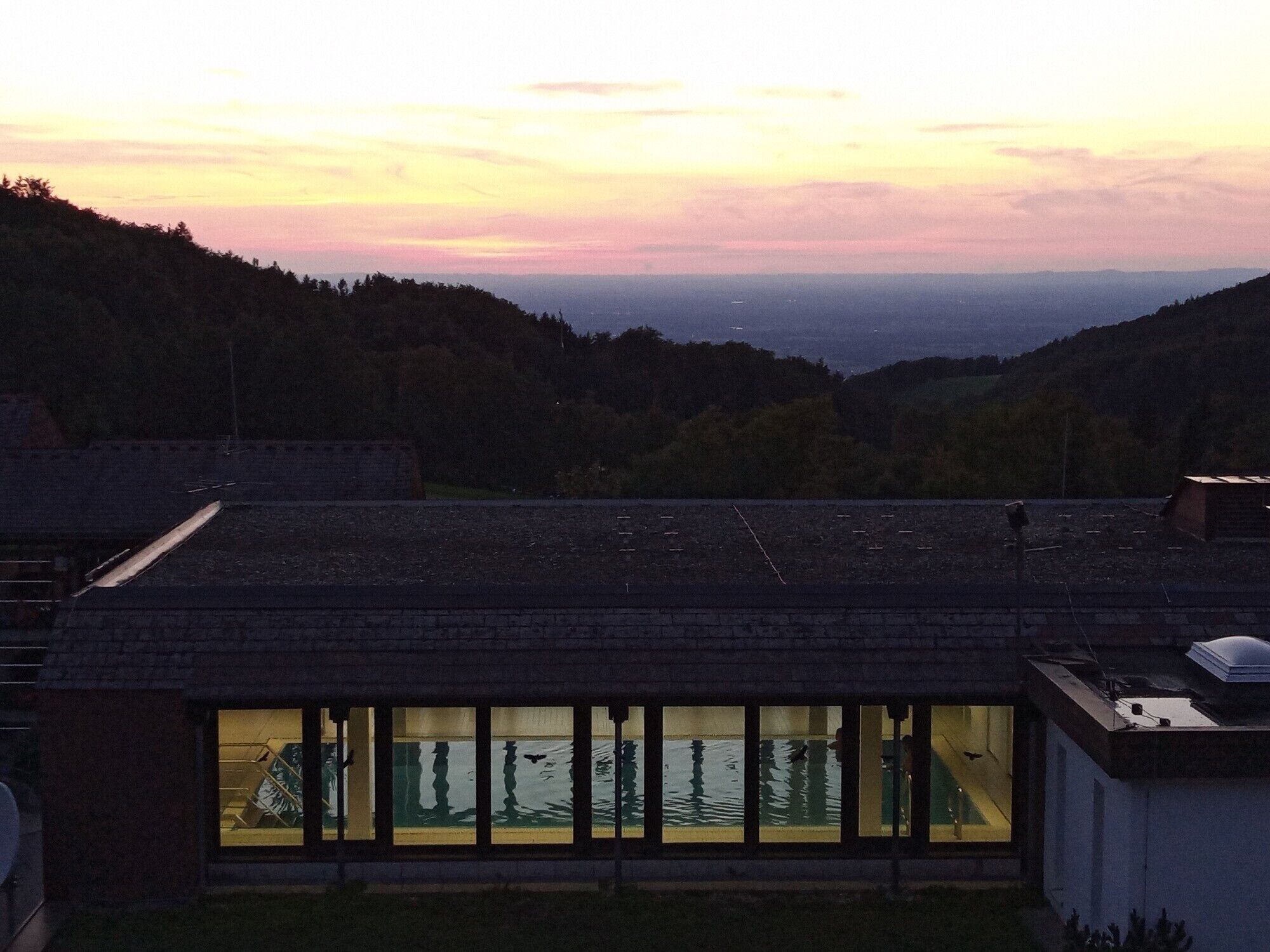 Una piscina techada, una piscina climatizada