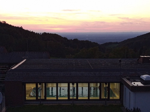 Appartement "Schwarzwaldtraum" avec vue sur les montagnes, piscine communautaire et Wi-Fi