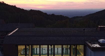 Appartement "Schwarzwaldtraum" avec vue sur les montagnes, piscine communautaire et Wi-Fi