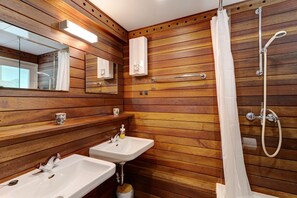 Ducha, secador de pelo, toallas