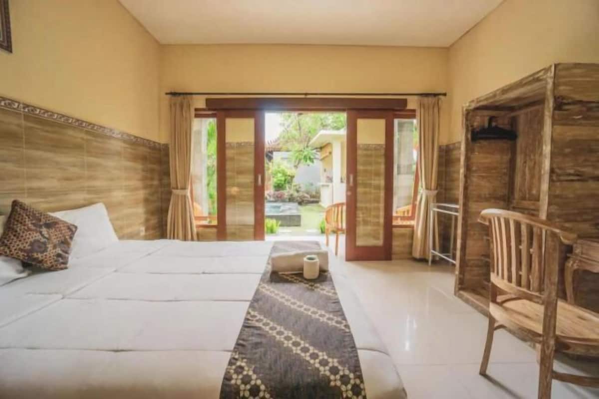 1 slaapkamer, een bureau, beddengoed
