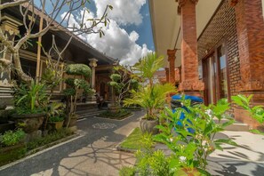 Standard Room | Desk, bed sheets - Pondok Lulik Homestay Canggu (Canggu)