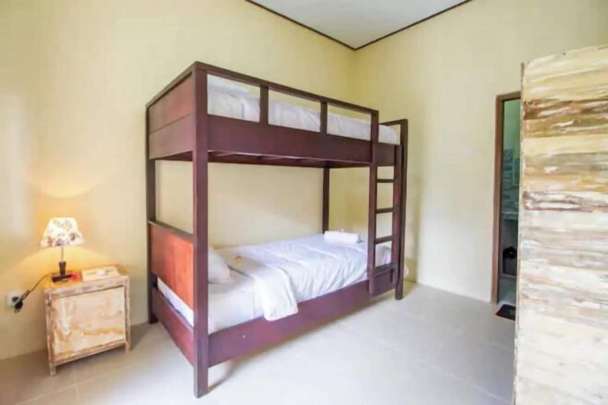 1 slaapkamer, een bureau, beddengoed