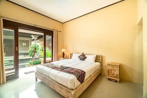 Desk, bed sheets - Pondok Lulik Homestay Canggu (Canggu)
