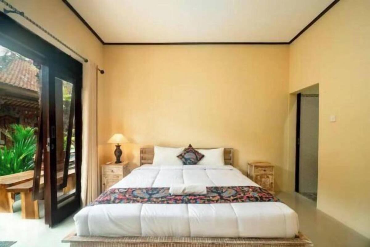 Desk, bed sheets