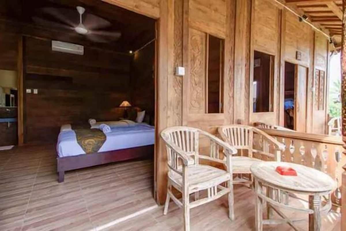 1 slaapkamer, een bureau, beddengoed