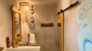 Design-huone, näköala uima-altaalle, rannalla | Kylpyhuone | Suihku, sadesuihkupää, designer-hygieniatuotteet, hiustenkuivaaja