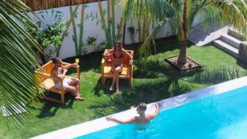 15 piscines extérieures, parasols de plage, chaises longues