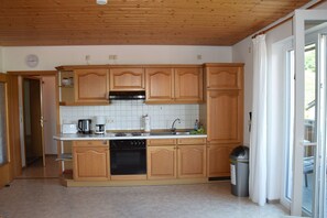 Fridge, oven, stovetop, coffee/tea maker