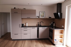 KĂŒhlschrank, Ofen, Herdplatte, GeschirrspĂŒler