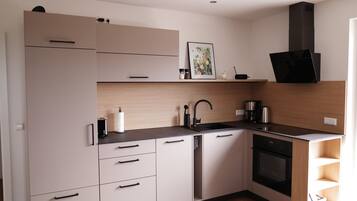 Fridge, oven, stovetop, dishwasher