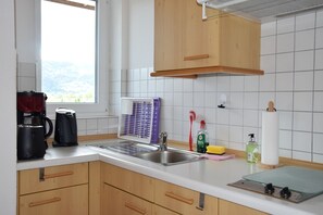 Kjøleskap, mikrobølgeovn, kokeplater og kaffetrakter/tekoker