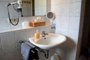 Shower, hair dryer, towels - Apartment 'Ferienwohnung Pfänder, 43qm' with Balcony and Wi-Fi (Lindau am Bodensee)
