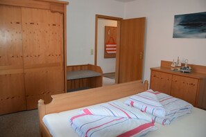 1 bedroom, free WiFi, bed sheets - Apartment 'Ferienwohnung Pfänder, 43qm' with Balcony and Wi-Fi (Lindau am Bodensee)