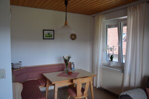 Dining - Apartment 'Ferienwohnung Pfänder, 43qm' with Balcony and Wi-Fi (Lindau am Bodensee)