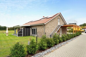Exterior - Holiday Home "Speicherhäuschen Maren" with Private Terrace & Wi-Fi (Geeste)