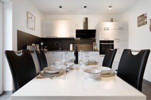 Fridge, microwave, oven, stovetop - Holiday Home "Speicherhäuschen Maren" with Private Terrace & Wi-Fi (Geeste)