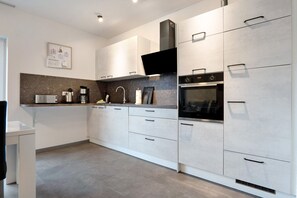 Frigorifero, microonde, forno, piano cottura