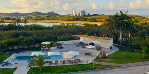 Outdoor dining - A modern studio, on the 2nd floor and offering both elevator and stair access.
 (Maho , lowlands)