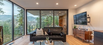 The Overlook - Modern Leavenworth Cabin with beautiful views and close to town