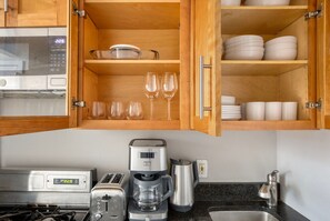 Kylskåp, mikrovågsugn, ugn och spishäll