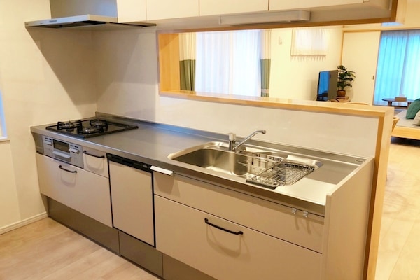 Full-size fridge, microwave, stovetop, dishwasher