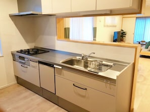 Geladeira grande, micro-ondas, cooktop, lava-louças