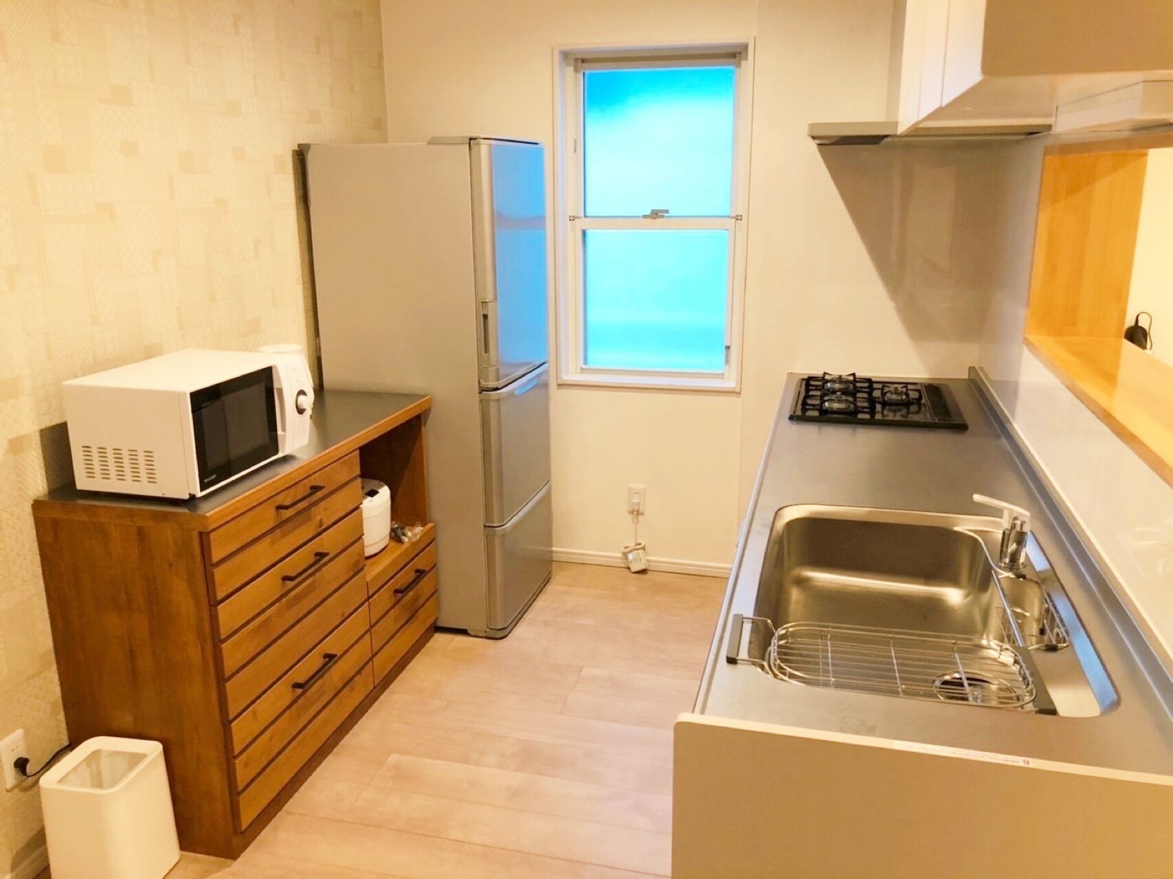 Full-size fridge, microwave, stovetop, dishwasher