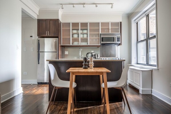 Réfrigérateur, micro-ondes, four, plaque de cuisson