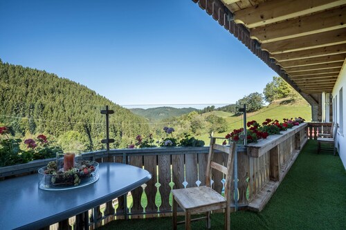 Ferienwohnung "Hof" mit Bergblick, Balkon und Wlan