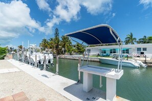 Marina - Oasis Canal-Front Home: Pool, Dock, BBQ, Wide Canal Boat Access, and more! (Marathon)