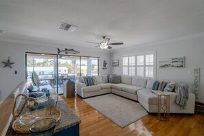 Smart TV, ping pong, books - Oasis Canal-Front Home: Pool, Dock, BBQ, Wide Canal Boat Access, and more! (Marathon)