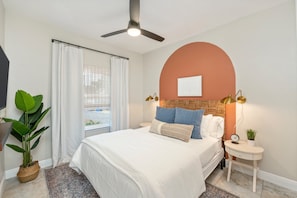 3 habitaciones, escritorio y tabla de planchar con plancha 