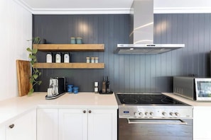 Frigorífico, microondas, horno y placa de cocina