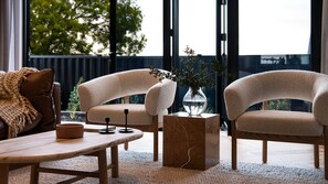 Smart TV, fireplace - Maison Noire- stunning Scandinavian design, great location (Daylesford)