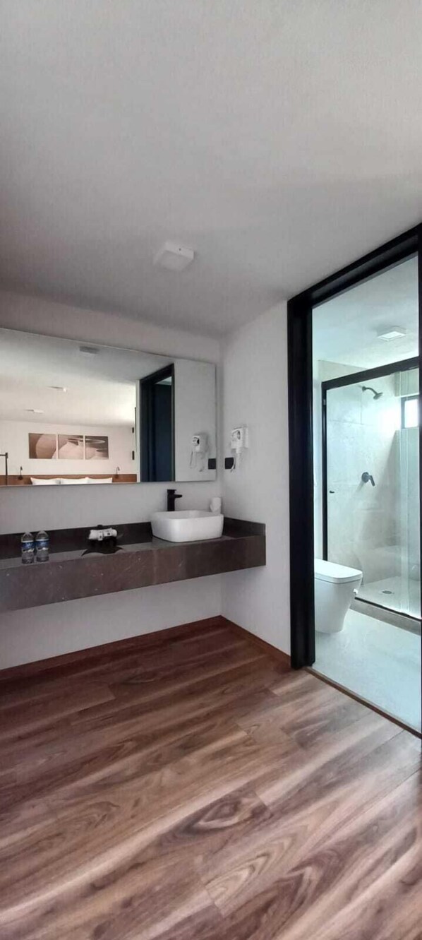 Douche, douche cascade, serviettes fournies