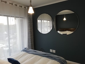 1 dormitorio, tabla de planchar con plancha, wifi y ropa de cama