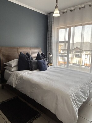 1 bedroom, iron/ironing board, WiFi, bed sheets - The Green room on Amsterdam in Olivedale (Randburg)