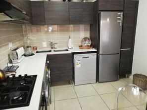 Fridge, microwave, oven, stovetop - The Green room on Amsterdam in Olivedale (Randburg)