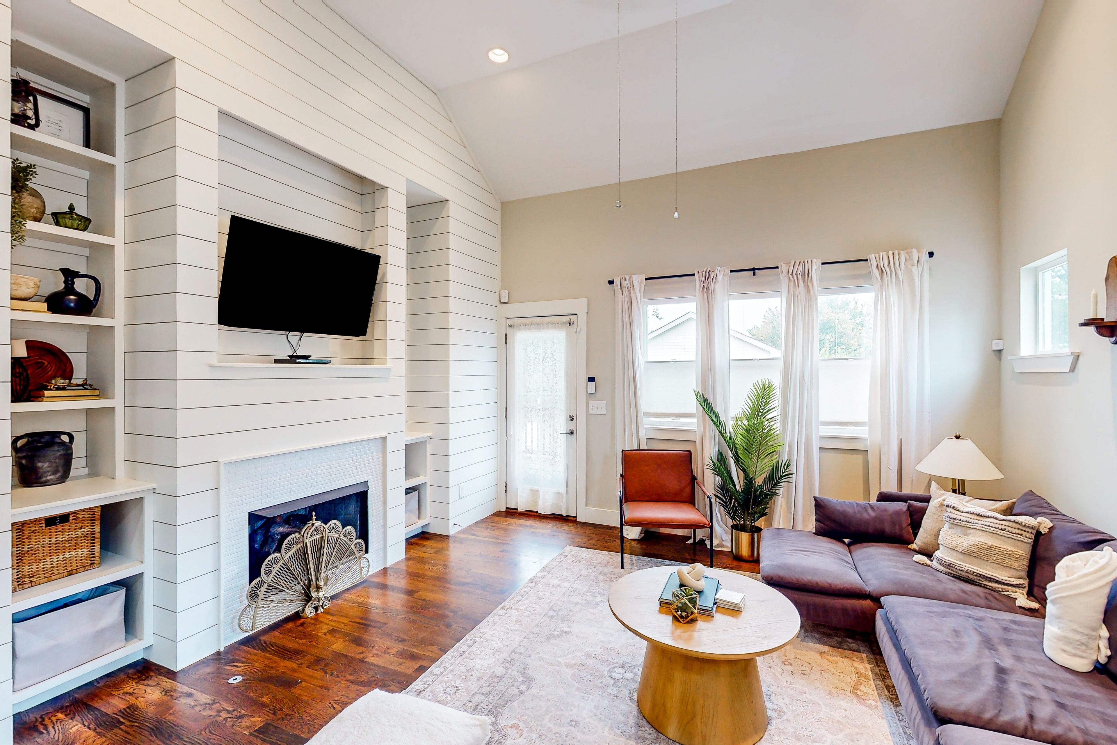 Vintage-styled home with enclosed yard, fireplace, & bohemian fixtures - dogs ok