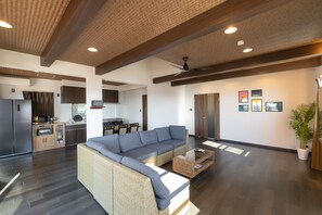 Casa romántica | Área de sala de estar | Televisión de pantalla plana de 32 pulgadas con canales digitales 
