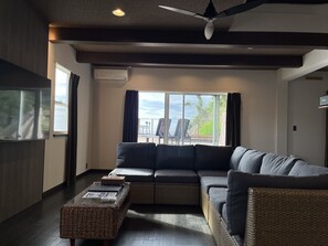 Romantic House | Living area | 32-inch flat-screen TV with digital channels - BREEZE AWAJI GOSHIKIHAMA (Sumoto)