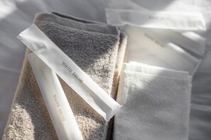 Una toalla doblada cuidadosamente con una etiqueta blanca que dice "TOOTH BRUSH".