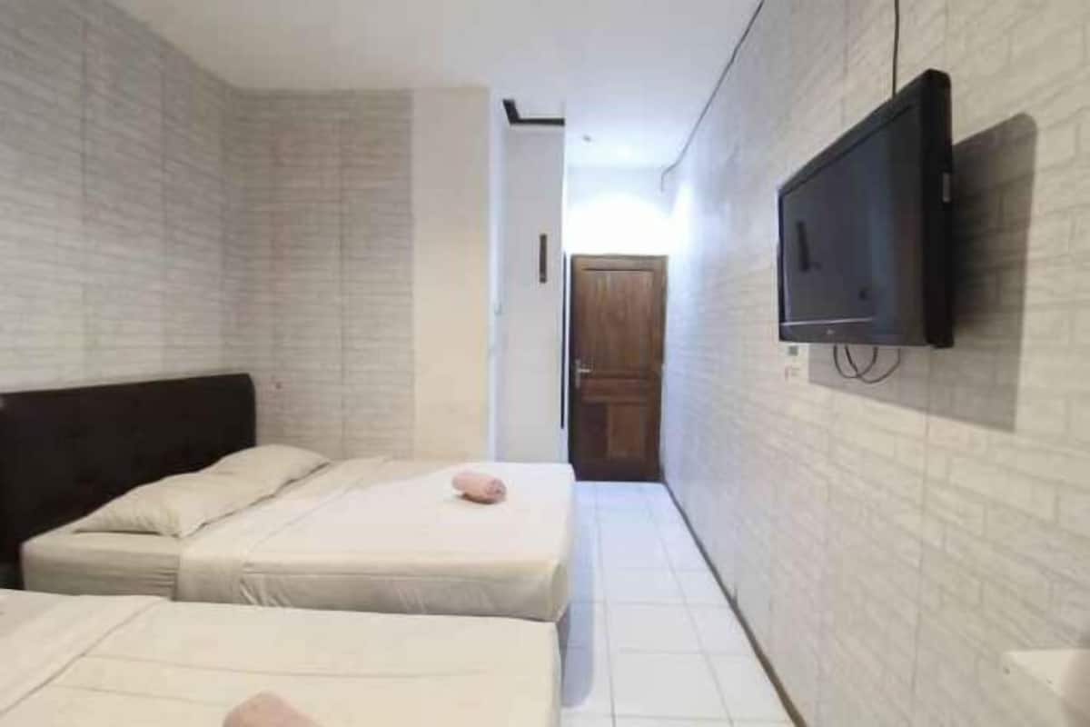 Free WiFi, bed sheets