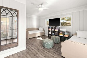 3 bedrooms, iron/ironing board, free WiFi, bed sheets - Sandy Feet Escape (Panama City Beach)