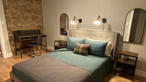 Ein Schlafzimmer mit einem Bett, einem Schreibtisch und einem Stuhl.