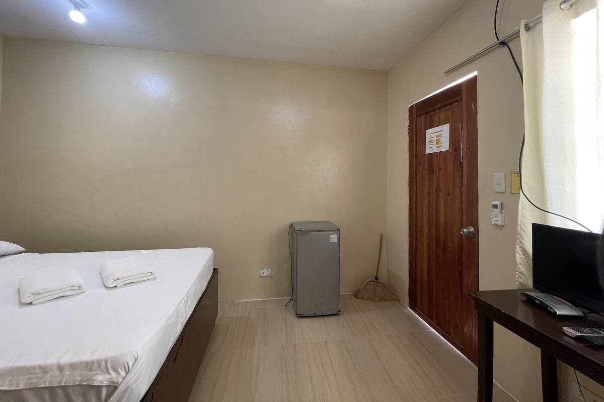 1 habitación, escritorio, wifi gratis y ropa de cama