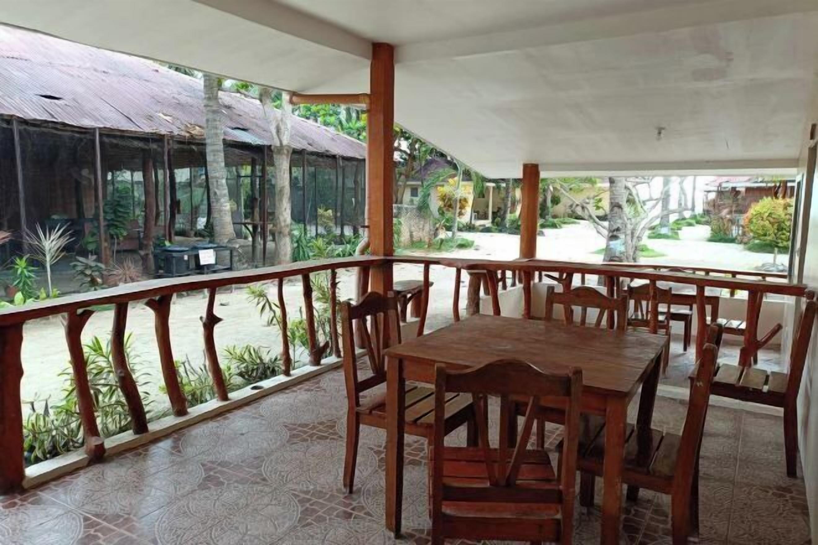 Escritorio, wifi gratis, ropa de cama